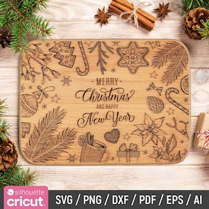 Op de afbeelding: Een rechthoekige houten snijplank met gegraveerde kerst- en nieuwjaarsontwerpen. De plank heeft feestelijke illustraties zoals een kerstboom, ornamenten en de tekst "Merry Christmas and Happy New Year."