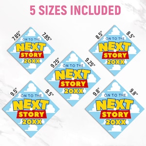 Puede incluir: Cinco decoraciones en forma de diamante con el texto "ON TO THE NEXT STORY 20XX" en amarillo y rojo, sobre un fondo de cielo azul y nubes. Los tama&ntilde;os var&iacute;an de 19,9 cm a 24,9 cm de alto y ancho. El texto "5 SIZES INCLUDED" est&aacute; en la parte superior.