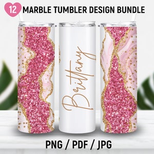 Op de afbeelding: Een set van drie marmeren tumbler ontwerpen. De tumblers hebben een witte achtergrond met roze glitter en gouden accenten. Eén tumbler heeft de naam "Brittany" in gouden script. De tekst "12 MARBLE TUMBLER DESIGN BUNDLE" en "PNG / PDF / JPG" zijn ook zichtbaar.