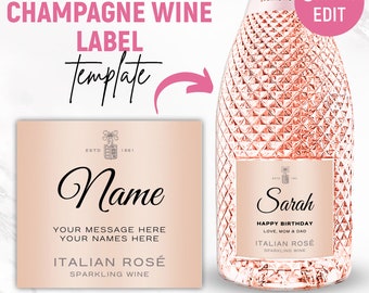 Può includere: Modello di etichetta stampabile per una bottiglia di champagne. L'etichetta è rosa e oro con il testo "Name", "Your message here", "Your names here", "Italian Rosé", "Sparkling Wine", "ESTD 1861" e una piccola grafica di una corona. L'etichetta è progettata per essere stampata e applicata a una bottiglia di champagne.
