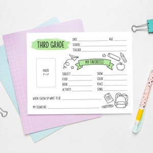 Puede incluir: Una hoja de trabajo imprimible para estudiantes de tercer grado. La hoja de trabajo incluye secciones para informaci&oacute;n personal, cosas favoritas y un espacio para una foto. La hoja de trabajo est&aacute; decorada con dibujos de &uacute;tiles escolares y una pancarta verde que dice "Mis favoritos".