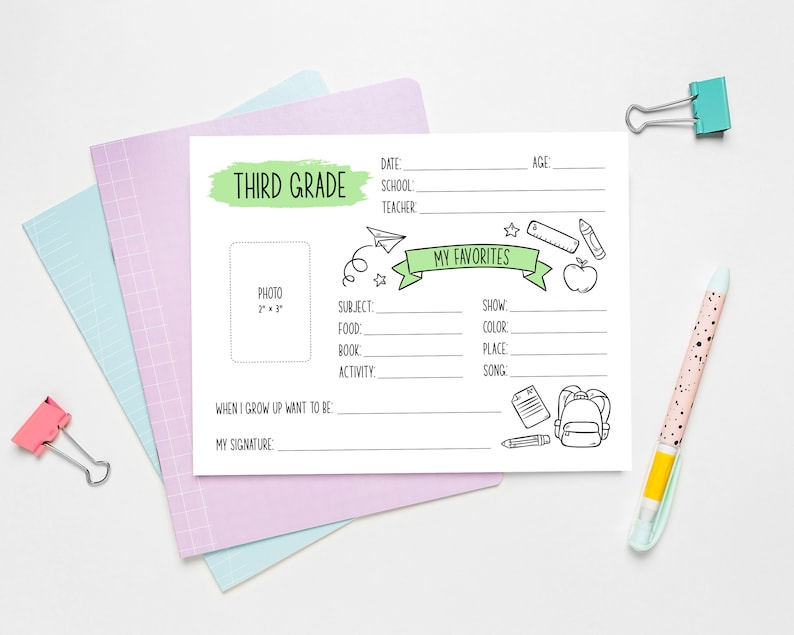 Puede incluir: Una hoja de trabajo imprimible para estudiantes de tercer grado. La hoja de trabajo incluye secciones para informaci&oacute;n personal, cosas favoritas y un espacio para una foto. La hoja de trabajo est&aacute; decorada con dibujos de &uacute;tiles escolares y una pancarta verde que dice "Mis favoritos".