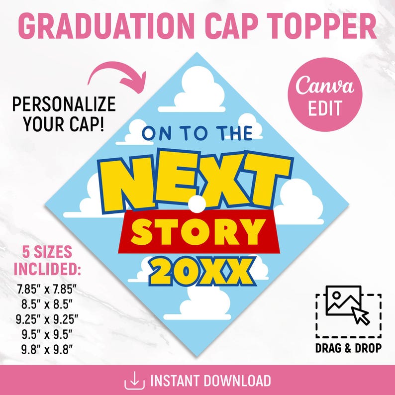 Puede incluir: Un adorno para gorra de graduaci&oacute;n azul claro con el texto "ON TO THE NEXT STORY 20XX" en amarillo y rojo. El dise&ntilde;o incluye nubes blancas y el texto "GRADUATION CAP TOPPER". El adorno est&aacute; disponible en 5 tama&ntilde;os, de 19,9 cm x 19,9 cm a 24,9 cm x 24,9 cm.