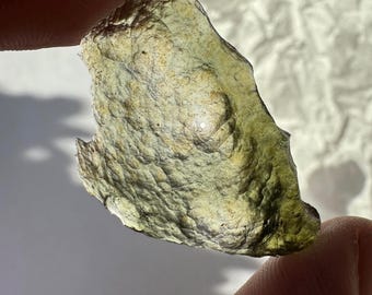 Rå moldavitkristall, 1,65 gram, Jankov Tjeckien