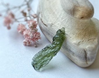 Äkta moldavitkristall: Grov grön meteorit-talisman (1,5 g)