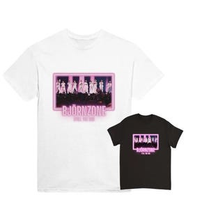 Puede incluir: Camiseta blanca con un gráfico de neón rosa que muestra la banda "Björnzone" y el texto "World Tour 2023". El gráfico muestra a los miembros de la banda en el escenario.