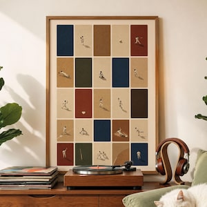 Peut inclure: Une affiche murale verticale encadrée présentant une grille de vingt-cinq panneaux rectangulaires. Chaque panneau affiche une petite illustration d'un joueur de baseball dans diverses positions de jeu, sur des fonds unis bleu marine, beige, rouge et vert foncé.