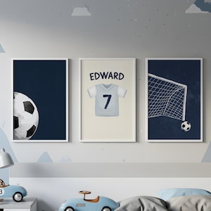 パーソナライズされたサッカーウォールアートセット：カスタム名と番号（デジタルダウンロード）
