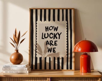 Lámina con la frase "¿Qué suerte tenemos?", arte mural con tipografía retro, póster de rayas marrones neutras, decoración moderna para dormitorios, descarga digital.