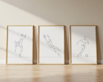 Puede incluir: Tres láminas enmarcadas con dibujos lineales minimalistas de futbolistas en acción. Las láminas representan a un jugador pateando un balón, a un portero lanzándose para detener un balón y a un jugador regateando el balón. Los marcos son de color madera clara.