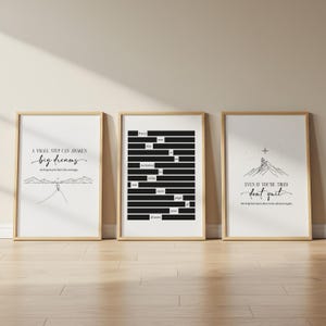 Könnte beinhalten: Drei gerahmte Kunstdrucke mit inspirierenden Zitaten. Die Drucke zeigen minimalistische Designs in Schwarz und Weiß. Ein Druck lautet: "Ein kleiner Schritt kann große Träume wecken." Ein anderer sagt: "Auch wenn du müde bist, gib nicht auf."