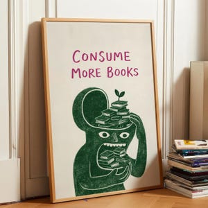 Puede incluir: Una impresi&oacute;n art&iacute;stica enmarcada con el texto "CONSUME MORE BOOKS" en morado. La ilustraci&oacute;n presenta una figura verde con la cabeza abierta llena de libros, y m&aacute;s libros en su boca y manos. Una peque&ntilde;a planta brota de la parte superior de los libros.