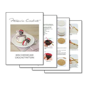 Op de afbeelding: Een stapel van vier open pagina's van een haakpatroonboek. De omslag toont een foto van mini-cheesecake haakprojecten. De tekst op de omslag luidt "Patisserie Crochet" en "Mini Cheesecake Crochet Pattern".