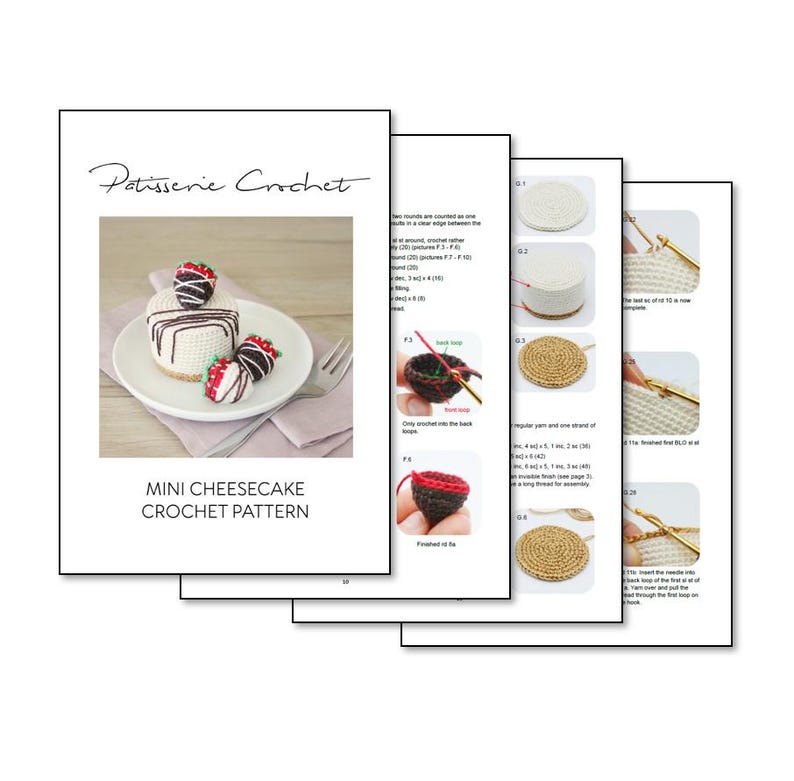 Op de afbeelding: Een stapel van vier open pagina's van een haakpatroonboek. De omslag toont een foto van mini-cheesecake haakprojecten. De tekst op de omslag luidt "Patisserie Crochet" en "Mini Cheesecake Crochet Pattern".