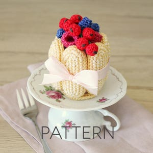 Schema all&#39;uncinetto per torta Charlotte con frutti di bosco misti [SOLO SCHEMA DIGITALE] [amigurumi di cibo, cibo giocattolo, decorazioni di cibo, regalo fatto a mano]