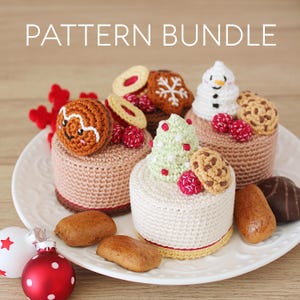 Puede incluir: Una colección de postres navideños tejidos a ganchillo, que incluyen pasteles, galletas y un muñeco de nieve, dispuestos en un plato blanco. El texto "PATTERN BUNDLE" se muestra en la parte superior. Los postres están decorados con varios colores y texturas.