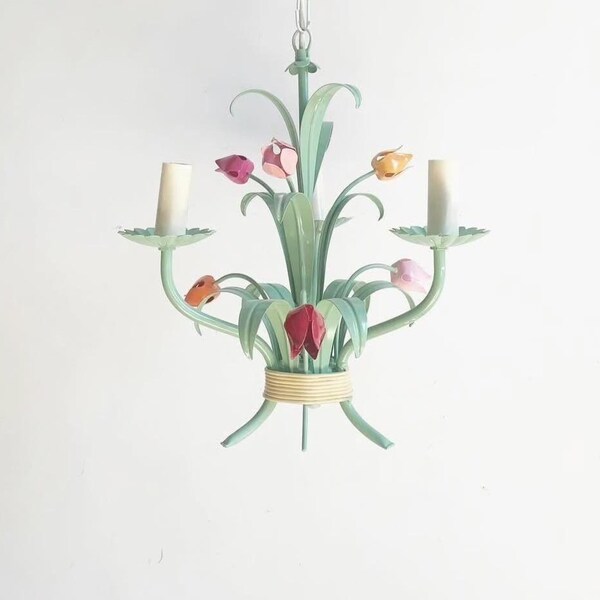 Vintage bloemenkroonluchter met tulpen, Franse tinnen plafondlamp met 3 armen, botanische verlichting uit het midden van de 20e eeuw, beschilderde metalen lamp uit de jaren 50