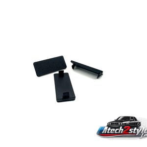 Può includere: Tre componenti neri per interni auto sono esposti su sfondo bianco. Uno è rettangolare con superficie strutturata, e due sono lisci, di cui uno lungo e sottile. Il logo "Atech2style Lab" è in basso a destra.