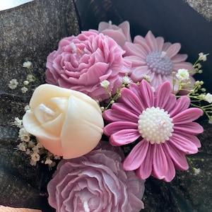 Kerzenblumenstrauß mit Pfingstrosen Tulpen und Gerbera in verschiedenen Größen und in individuelle Farben Frühlingsdekoration Blumenbouquet