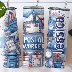 Peut inclure: Trois gobelets en acier inoxydable avec un motif aquarelle repr&eacute;sentant des bo&icirc;tes aux lettres, des enveloppes et les mots "Postier". Le gobelet de droite porte le nom "Jessica".