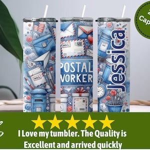 Peut inclure: Un ensemble de trois gobelets en acier inoxydable de 591 ml sur le th&egrave;me des postiers. Les gobelets pr&eacute;sentent un motif bleu, rouge et blanc avec des illustrations de bo&icirc;tes aux lettres, d'enveloppes et de timbres. Un gobelet porte le texte "POSTAL WORKER", un autre le nom "Jessica" et le troisi&egrave;me pr&eacute;sente une vari&eacute;t&eacute; d'illustrations sur le th&egrave;me postal.