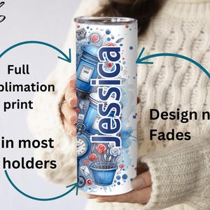 Peut inclure: Un gobelet en acier inoxydable blanc avec un motif aquarelle repr&eacute;sentant une bo&icirc;te aux lettres bleue, des fleurs et le nom "Jessica". Le gobelet est con&ccedil;u pour s'adapter &agrave; la plupart des porte-gobelets.