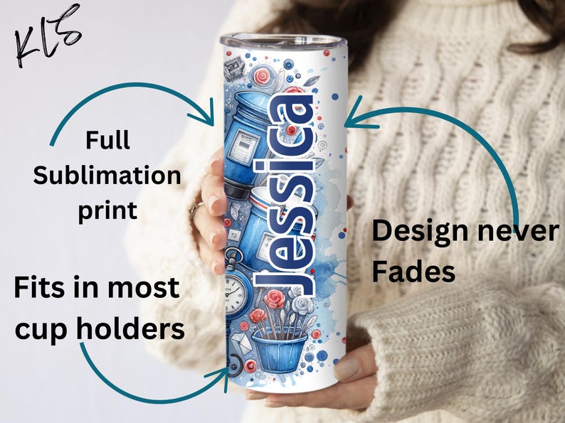 Peut inclure: Un gobelet en acier inoxydable blanc avec un motif aquarelle repr&eacute;sentant une bo&icirc;te aux lettres bleue, des fleurs et le nom "Jessica". Le gobelet est con&ccedil;u pour s'adapter &agrave; la plupart des porte-gobelets.