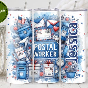 Peut inclure: Un gobelet blanc avec un motif aquarelle de bo&icirc;tes aux lettres, d'enveloppes, de timbres et d'autres images sur le th&egrave;me de la poste. Le texte "POSTAL WORKER" est pr&eacute;sent&eacute; sur le gobelet. Le gobelet est personnalis&eacute; avec le nom "Jessica".