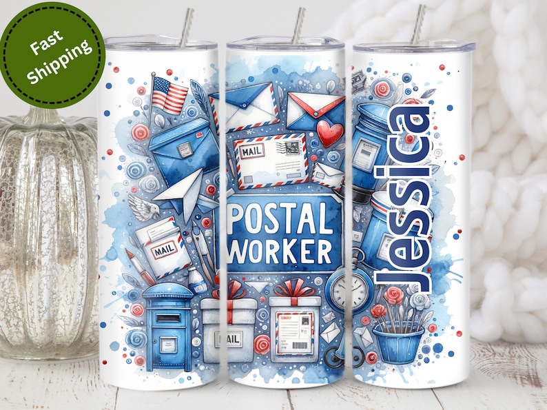 Peut inclure: Un gobelet blanc avec un motif aquarelle de bo&icirc;tes aux lettres, d'enveloppes, de timbres et d'autres images sur le th&egrave;me de la poste. Le texte "POSTAL WORKER" est pr&eacute;sent&eacute; sur le gobelet. Le gobelet est personnalis&eacute; avec le nom "Jessica".