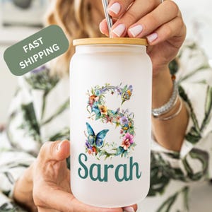 Copo de vidro personalizado, copo com inicial, copo de vidro para café gelado, presente para festa de casamento, copo de café gelado personalizado com design floral inicial