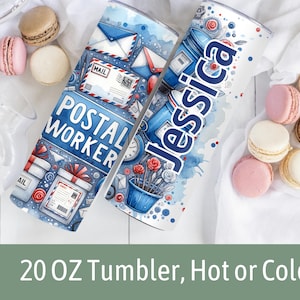 Peut inclure: Deux gobelets isothermes en acier inoxydable de 20 oz avec des designs personnalis&eacute;s. Un gobelet pr&eacute;sente un design aquarelle bleu et blanc avec le texte "Postier" et diverses images li&eacute;es au courrier. L'autre gobelet pr&eacute;sente un design aquarelle blanc et bleu avec le nom "Jessica" et diverses images li&eacute;es au courrier.