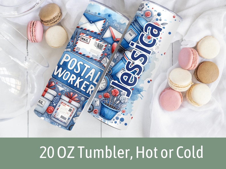 Peut inclure: Deux gobelets isothermes en acier inoxydable de 20 oz avec des designs personnalis&eacute;s. Un gobelet pr&eacute;sente un design aquarelle bleu et blanc avec le texte "Postier" et diverses images li&eacute;es au courrier. L'autre gobelet pr&eacute;sente un design aquarelle blanc et bleu avec le nom "Jessica" et diverses images li&eacute;es au courrier.