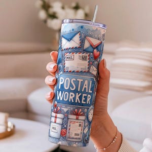 Peut inclure: Un gobelet en acier inoxydable bleu et blanc avec un motif de bo&icirc;tes aux lettres, d'enveloppes et le texte "POSTAL WORKER".