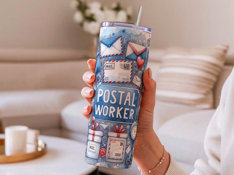Peut inclure: Un gobelet en acier inoxydable bleu et blanc avec un motif de bo&icirc;tes aux lettres, d'enveloppes et le texte "POSTAL WORKER".