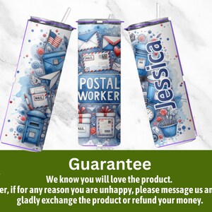 Peut inclure: Trois gobelets en acier inoxydable avec un motif aquarelle repr&eacute;sentant des bo&icirc;tes aux lettres, des enveloppes et les mots "POSTAL WORKER". Un gobelet porte le nom "Jessica".
