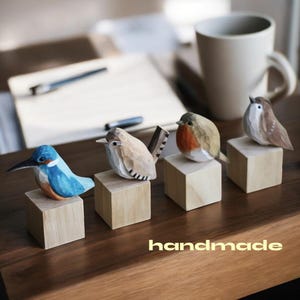 Wooden Robin Bird Figurines – Nordic Style Carved Bird Decor, Minimalist Home or Office Ornament, Spring or Mother&#39;s Day Gift Idea