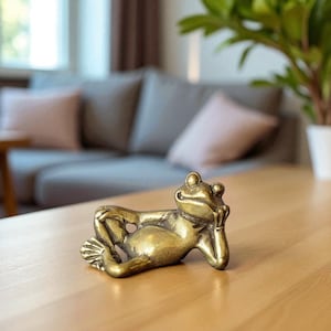 Handmade Brass Frog Figurine Vintage Copper Animal Statue Miniature Ornament for Home Decor Living Room Desk Spring Summer Gift Idea