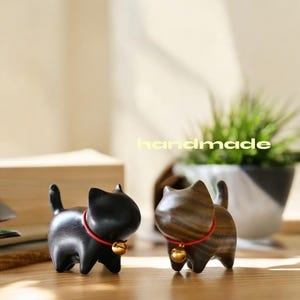 Miniature Wooden Cat Figurines – Pair of 2 Carved Cats, Cute Minimalist Wood Art for Home Decor, Gift Idea for Cat Lovers, Mother’s Day Gift