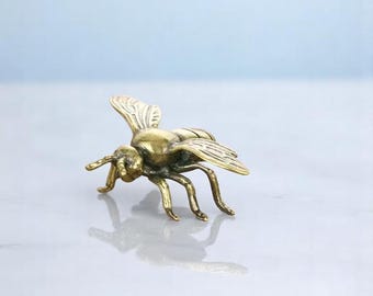 Brass Bee Figurine – Handcrafted Metal Insect Decor, Vintage Style Bee Sculpture, Nature Lover Gift, Father&#39;s Day Desk or Shelf Decor