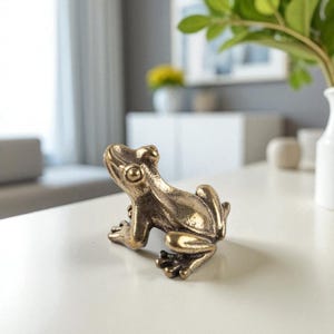 Miniature Brass Frog Figurine Tea Pet Decor, Lucky Toad Statue for Zen Desk, Small Animal Sculpture Gift, Spring Summer Shelf Ornament