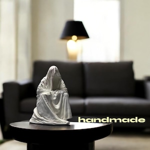 Statua in gesso del mantello della coscienza / Scultura incappucciata nordica, Decorazione da mensola gotica, Accent di Halloween, Fermacarte d&#39;arte unico