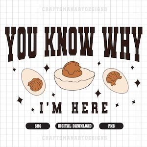 Può includere: Un design digitale con il testo "YOU KNOW WHY I'M HERE" in marrone. Il design include illustrazioni di tre uova a metà con tuorli marroni, circondate da stelle. Il design include anche il testo "SVG", "DIGITAL DOWNLOAD" e "PNG".
