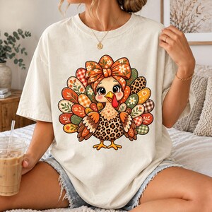 Leuk T-shirt met kalkoenprint, geverfd in comfortabele kleuren, met luipaardprint, verkrijgbaar in kinder- en volwassenenmaten.