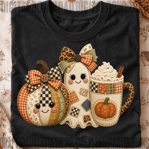 Può includere: Una t-shirt nera con una stampa grafica raffigurante una zucca, un fantasma e una tazza di panna montata. La zucca e il fantasma sono decorati con motivi patchwork e fiocchi. La tazza presenta una piccola zucca e una stecca di cannella.