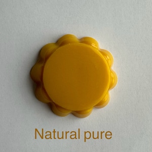 Peut inclure: Une cire à fondre ronde de couleur jaune vif avec un bord festonné. Naturel pur.