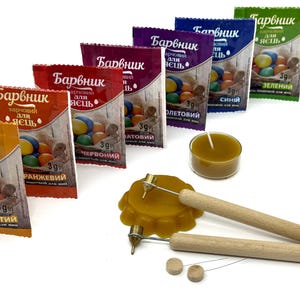 Op de afbeelding: Assortiment van 10 kleine zakjes kleurstof voor het verven van paaseieren. De zakjes zijn gelabeld met de kleuren: geel, oranje, rood, roze, paars, blauw, groen. Elk zakje bevat 3 gram kleurstof.