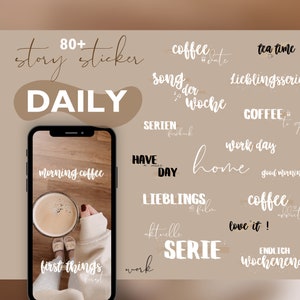 Könnte beinhalten: Digitalgrafik mit dem Text "80+ story sticker DAILY" in einem warmen, gemütlichen Thema. Das Bild enthält ein Telefon, das "morning coffee" und "first things first" anzeigt, sowie verschiedene andere Textelemente wie "tea time" und "work day".
