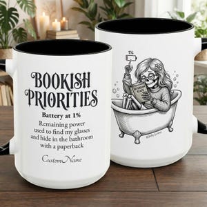 Puede incluir: Un juego de tres tazas de cerámica con un esmalte moteado de color crema. Cada taza presenta un diseño floral pintado a mano en tonos azules, verdes y amarillos. Las tazas tienen una forma simple y redondeada y un asa cómoda.