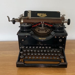 Antique ROYAL Typewriter, Model 10. Vintage 1925 Edition