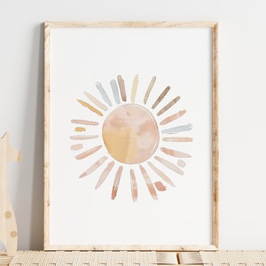 K&ouml;nnte beinhalten: Ein Aquarellbild einer Sonne mit einem Farbschema aus Pfirsich, Gelb und Braun. Die Sonne ist von einem Ring aus Pinselstrichen in verschiedenen Braunt&ouml;nen, Pfirsich und Blau umgeben.